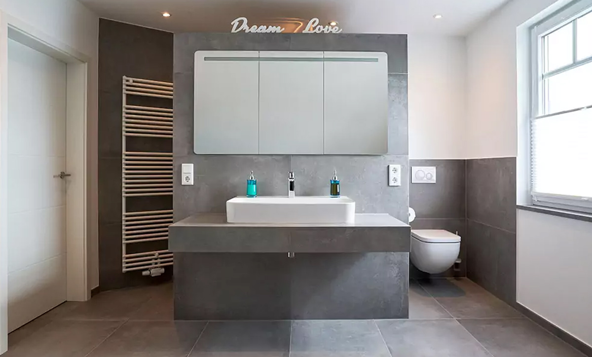 Modisches helles Badezimmer